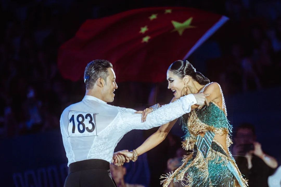 儿童舞蹈队在舞蹈比赛中夺冠