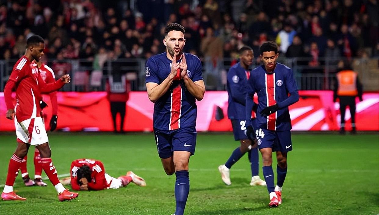 关于里尔队在最新一场比赛中连续三次得分,赢得胜利的信息 关于里尔队在最新一场比赛中连续三次得分,赢得胜利的信息