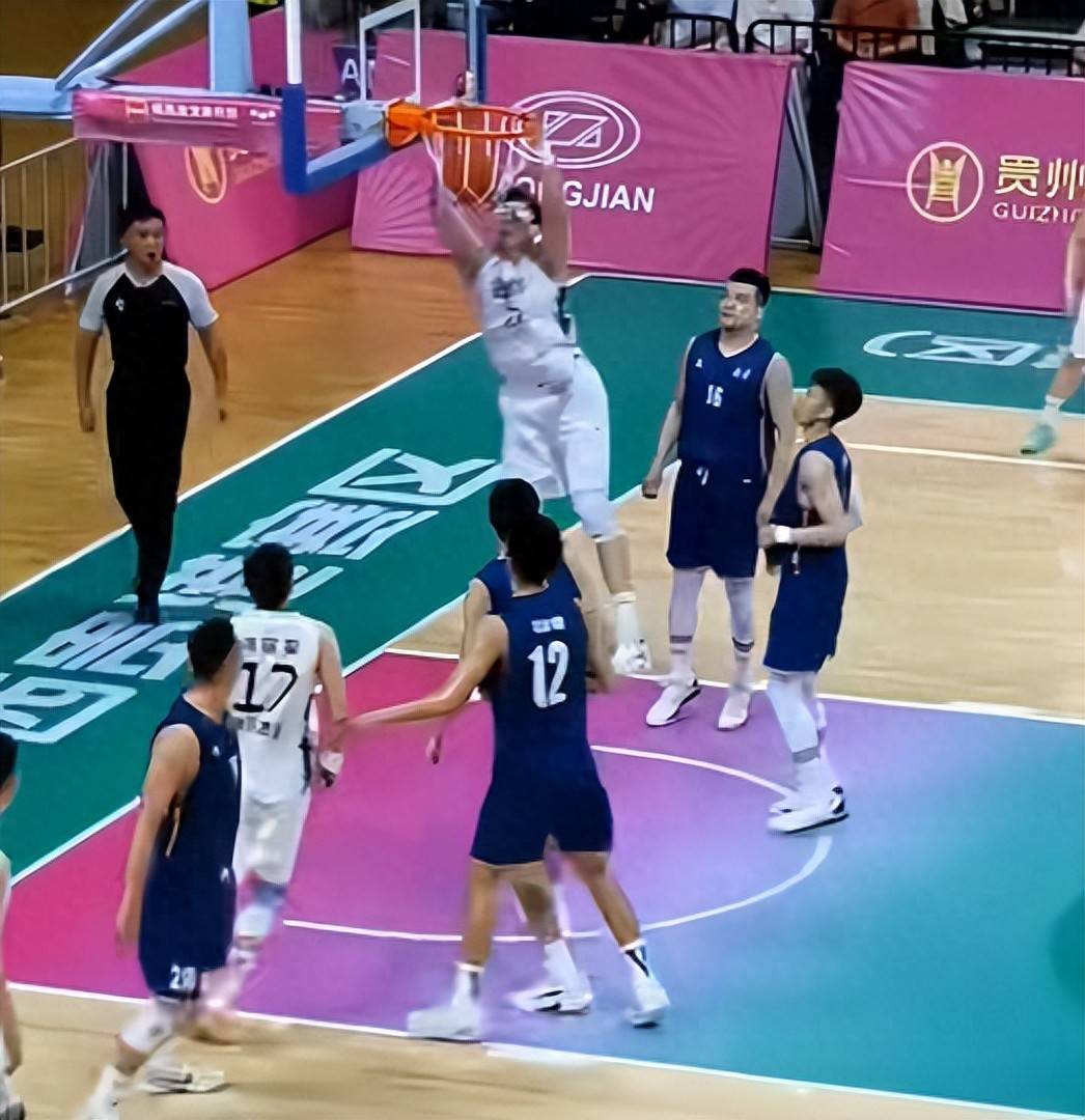 开云体育官方网站-双外援联袂砍下分，带领球队实现逆转胜利