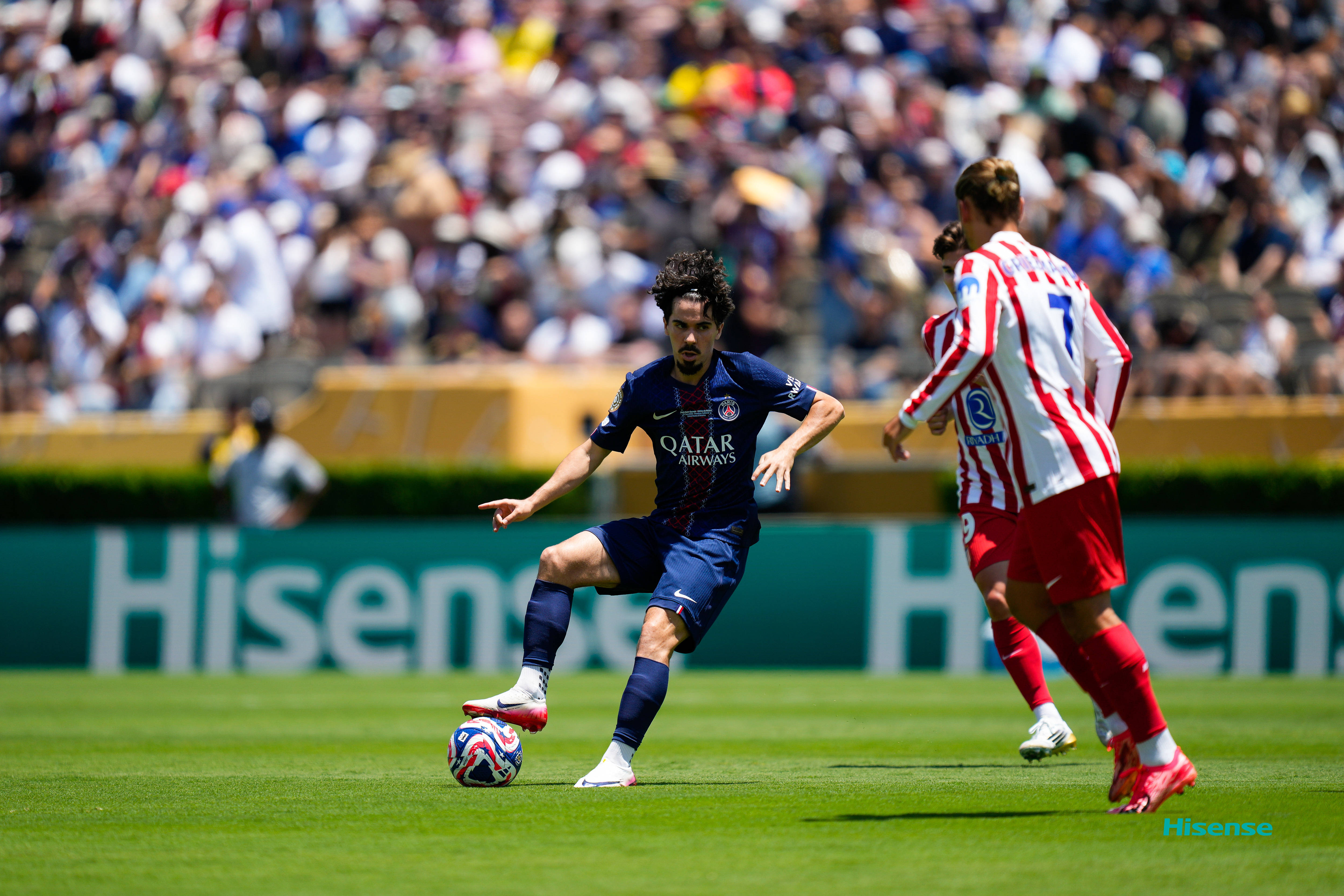 国际米兰球员因红牌被罚下,球队陷入劣势 国际米兰球员因红牌被罚下,球队陷入劣势