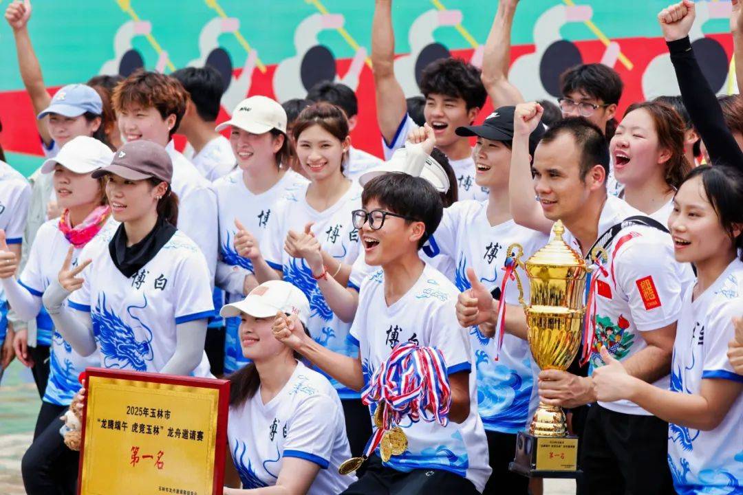 比赛中球队的团结合作带来了胜利的喜悦