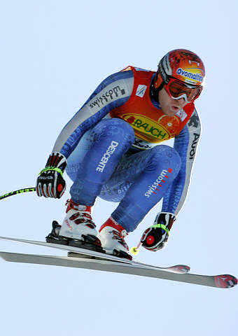 开云官网-跳水选手从高空飞跃，实现完美表现