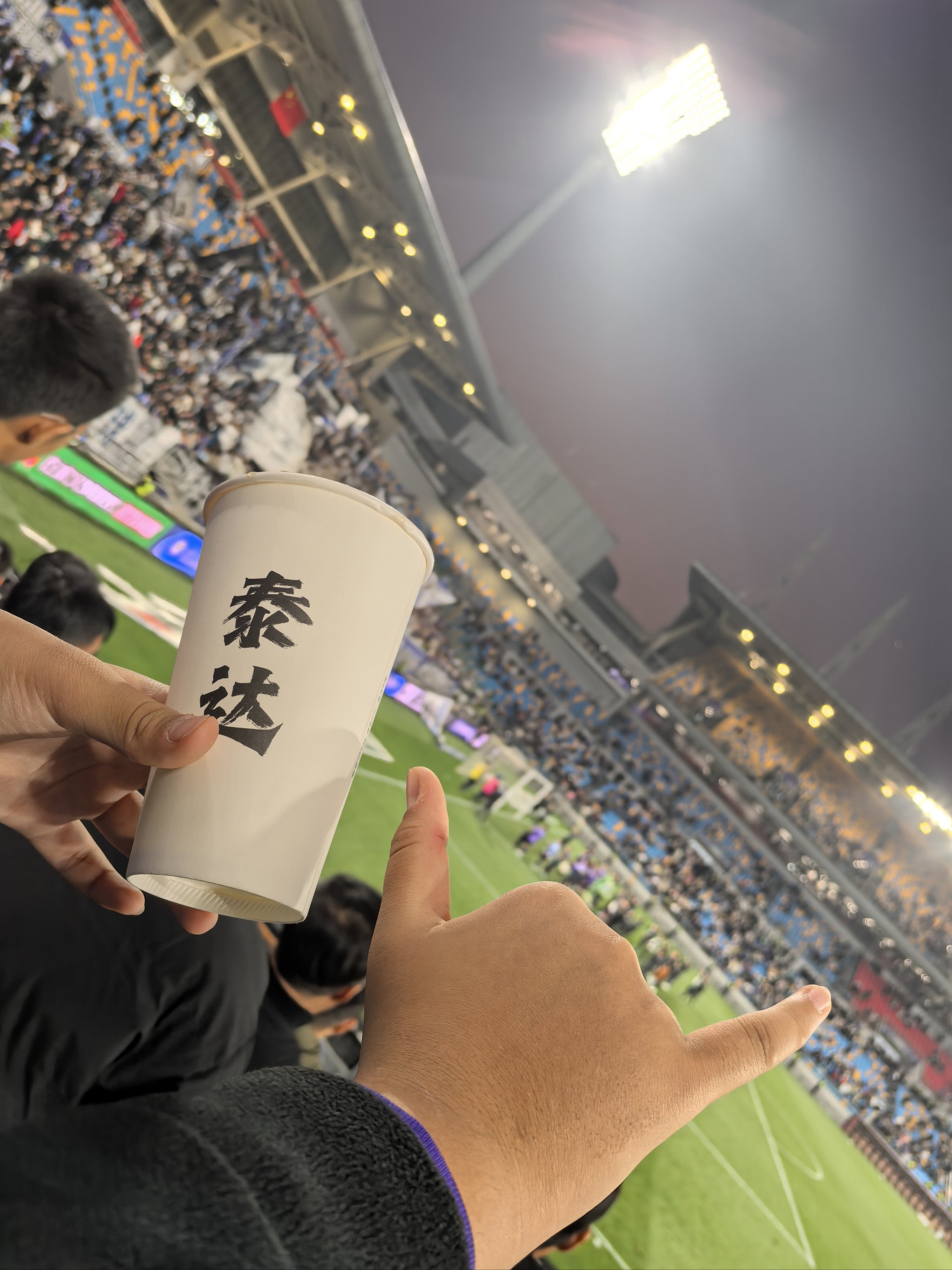 感受激情!球场外球迷呐喊声不绝于耳 感受激情!球场外球迷呐喊声不绝于耳