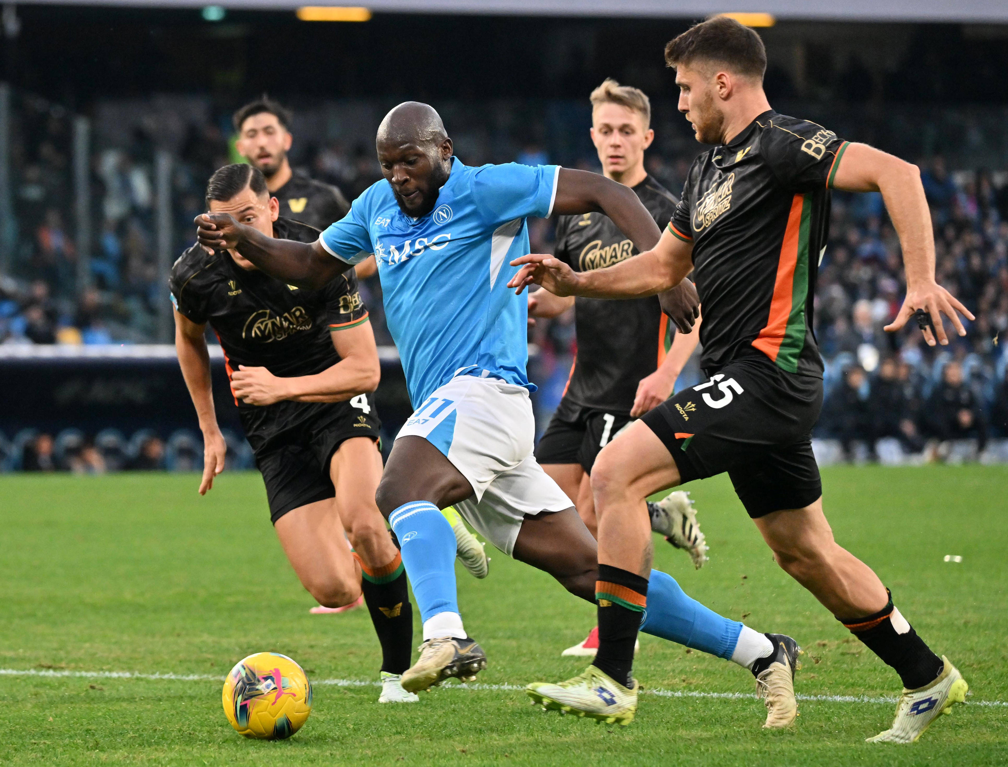 那不勒斯客场力克热那亚，保持不败纪录