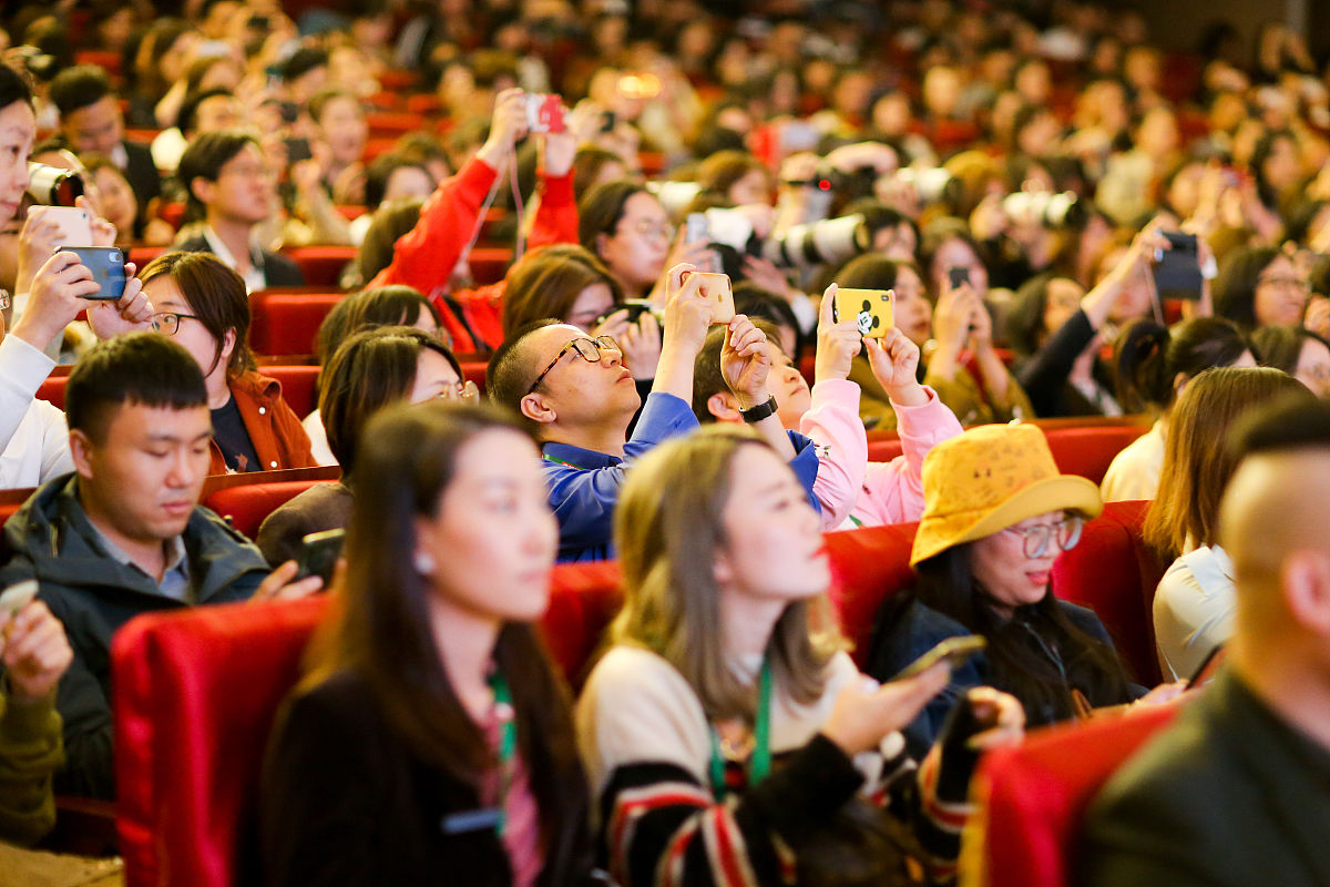 开云体育平台APP-现场观众热情高涨，为选手加油助威