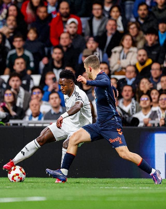 皇马勇夺胜利，球场上不怕风浪