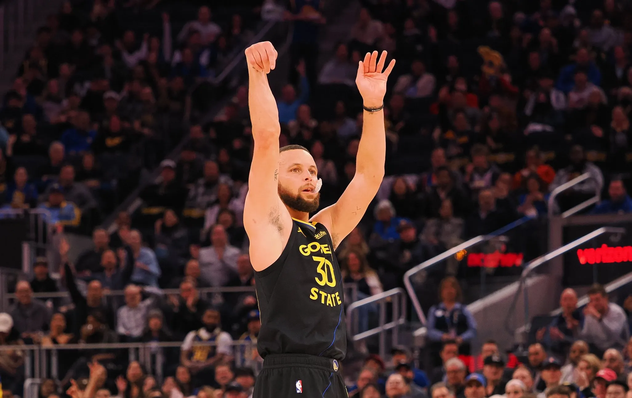 勇士苦战逆转马刺，库里成为救世主