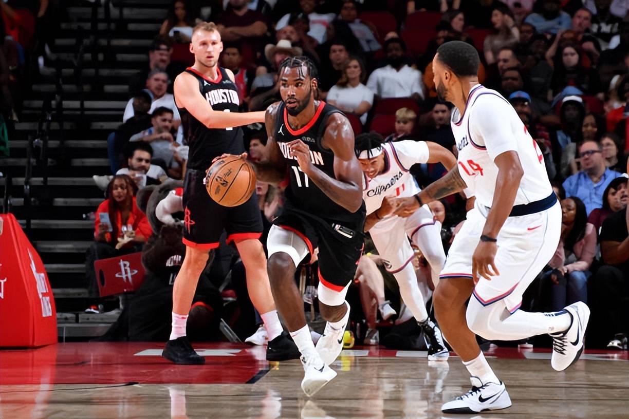 包含锋线球员的精彩进球引领球队走向胜利的词条