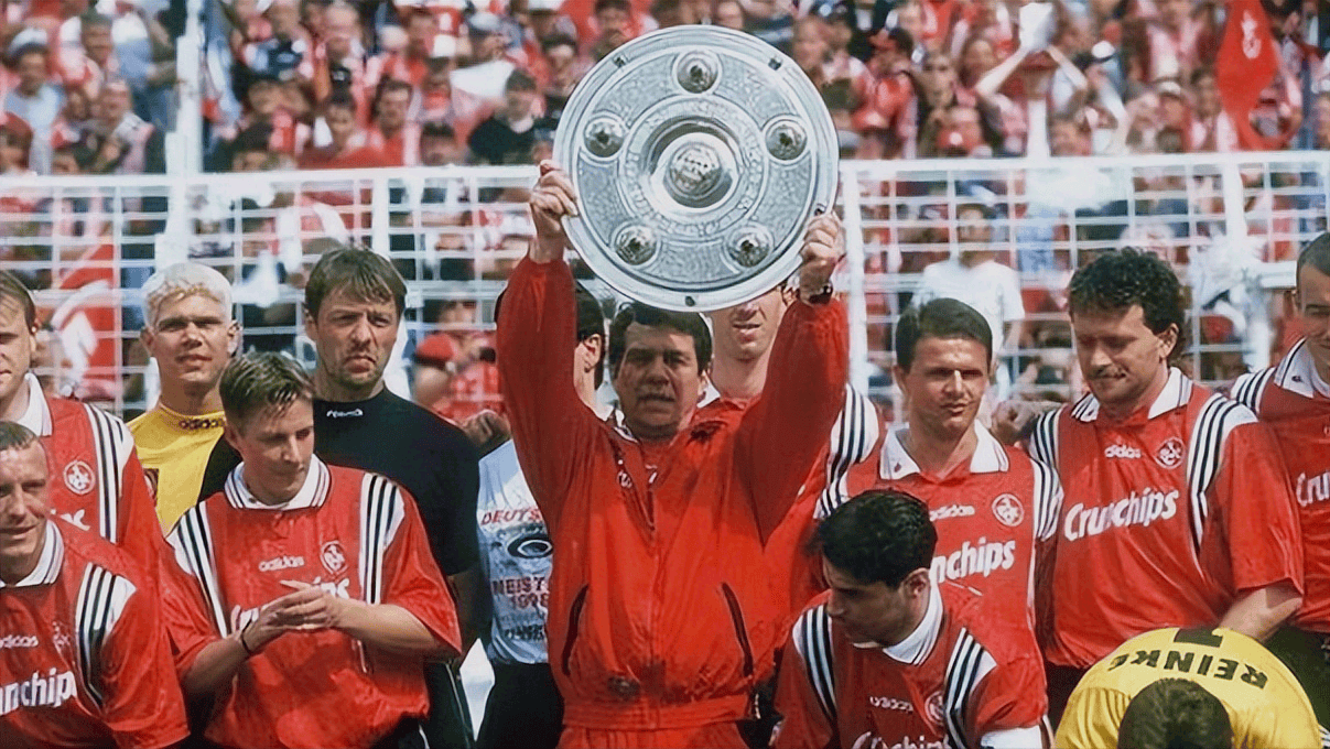 凯泽斯劳滕在主场迎战沙尔克04