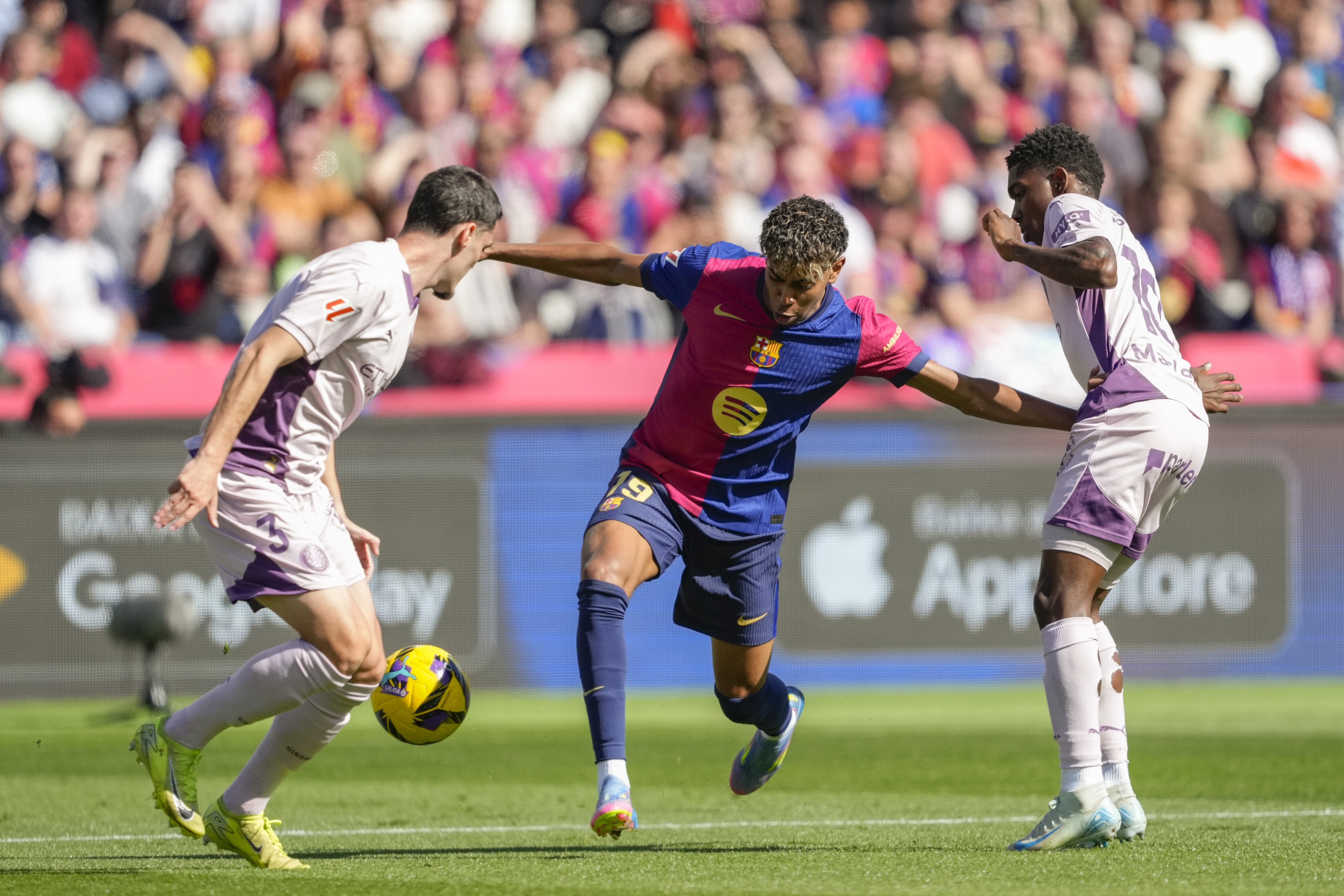 开云体育app-足球联赛场面火爆，胜负难料