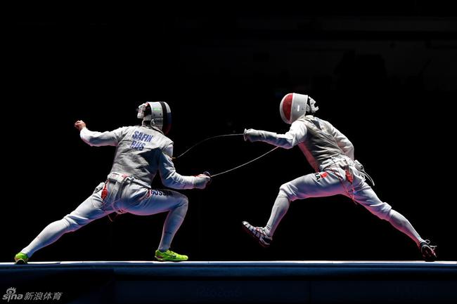 意大利击剑选手运筹帷幄，夺冠喜讯传来