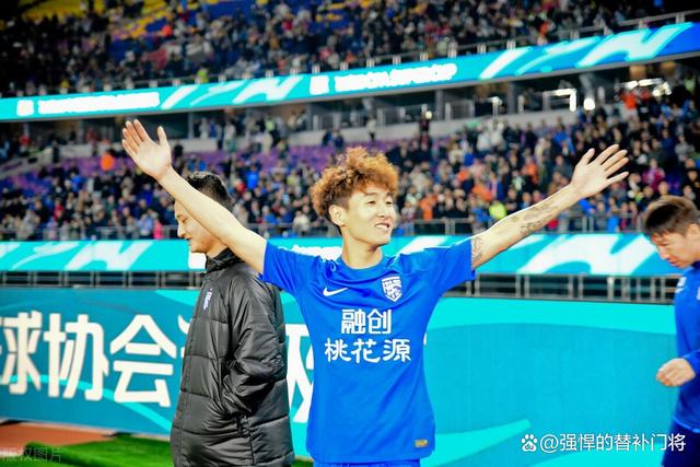 赛场上强强对话,全力以赴争夺胜利 赛场上强强对话,全力以赴争夺胜利