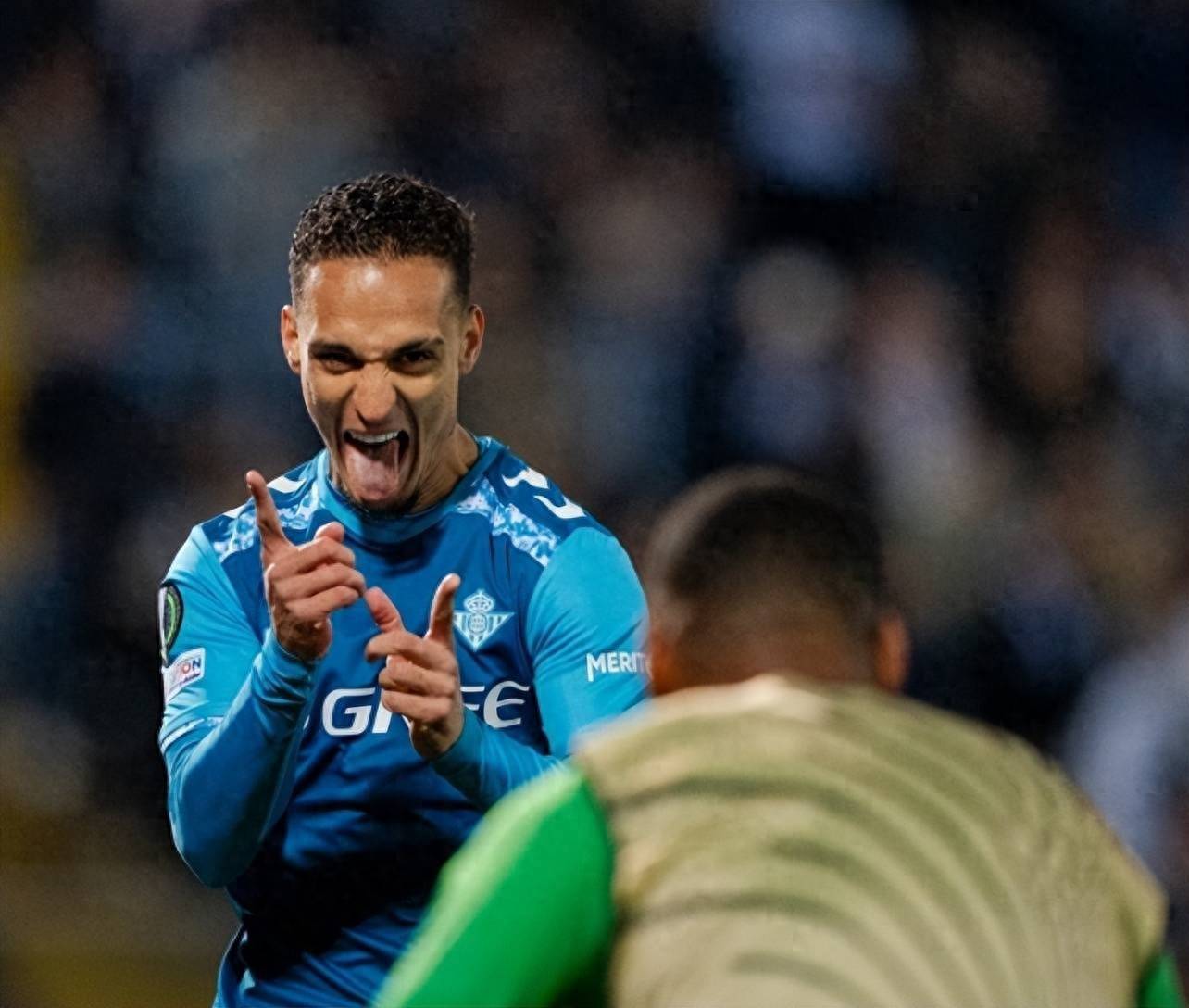 贝蒂斯再次取胜,球迷热情高涨 贝蒂斯再次取胜,球迷热情高涨