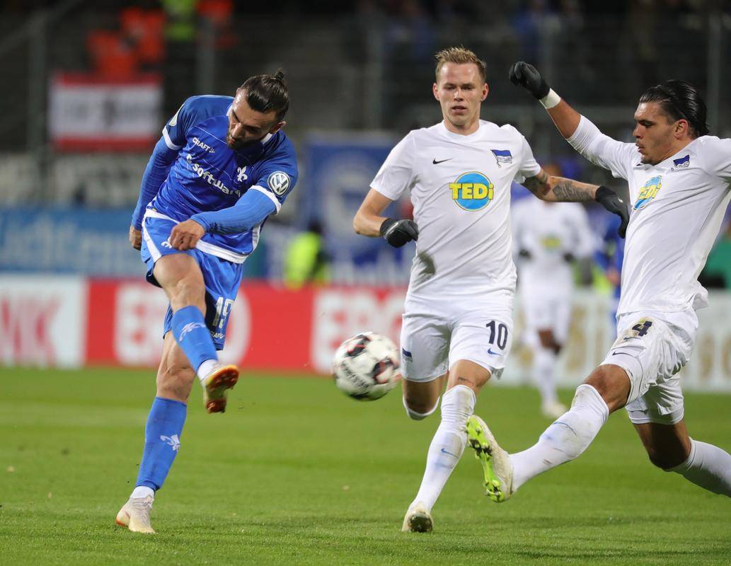 包含波鸿球队客场憾负，积分暂时停滞的词条