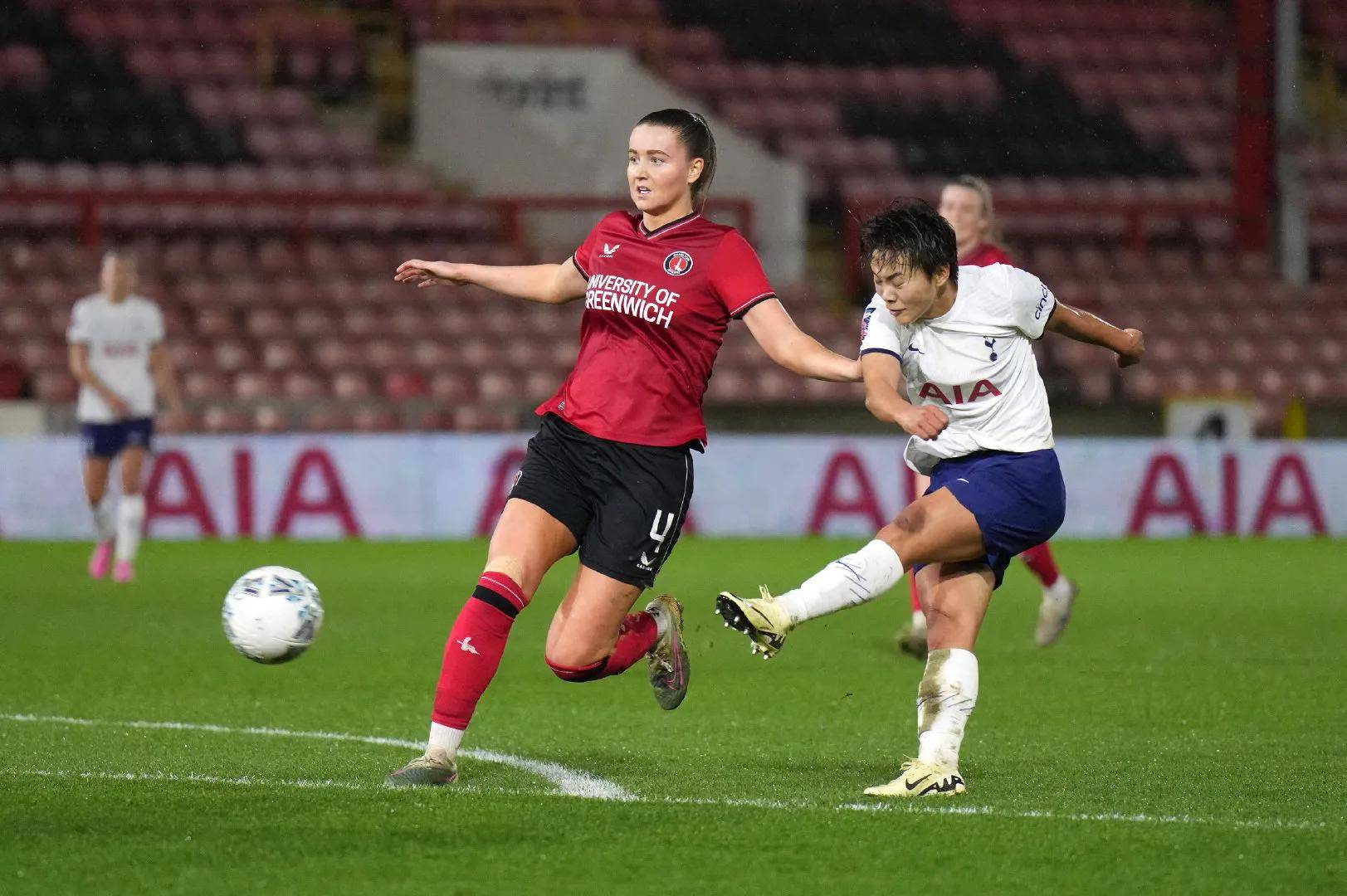 卫冕冠军在女足比赛中遭遇挑战