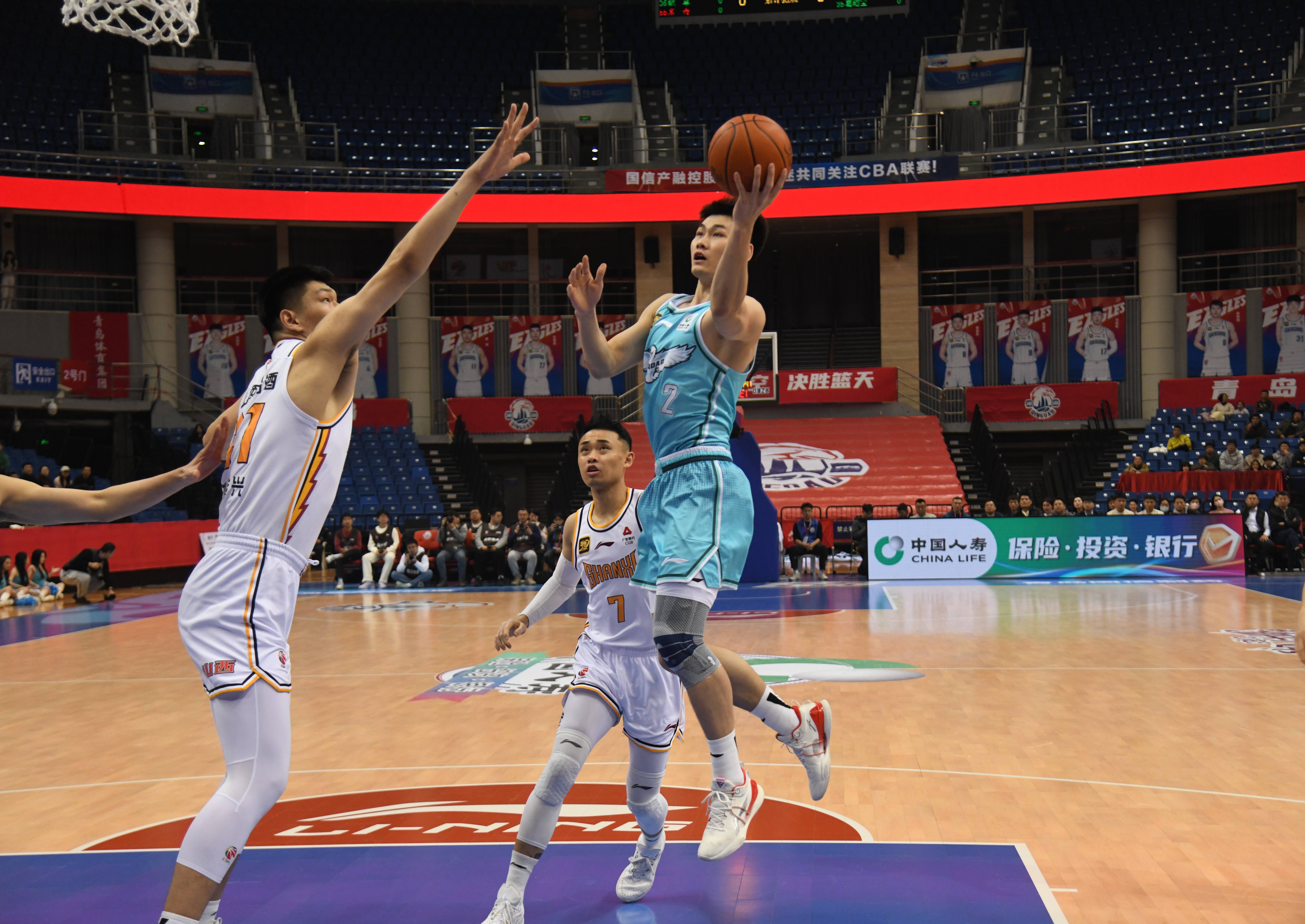 青岛男篮在比赛中战胜北京队，引发热议