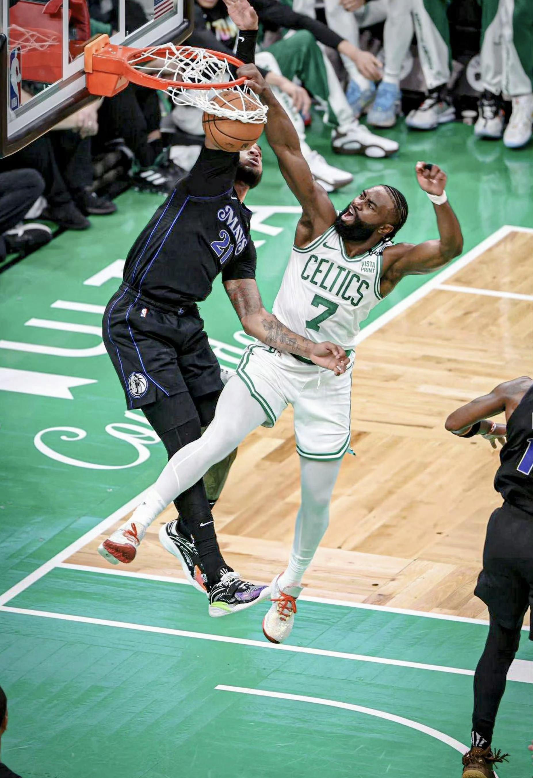 凯尔特人客场击败步行者,继续领先 凯尔特人客场击败步行者,继续领先